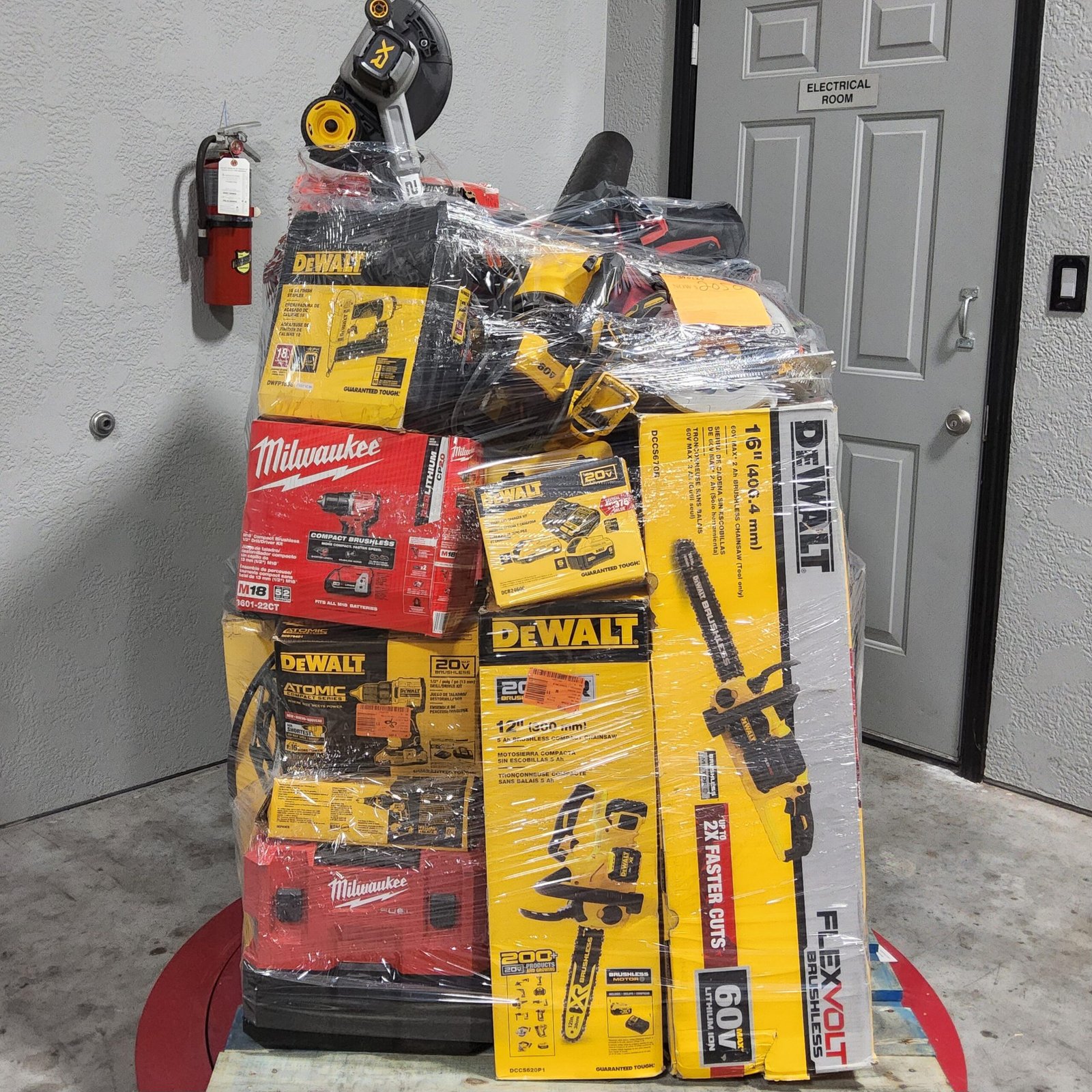 MILWAUKEE & DEWALT PALLET – LOT ID: 390125 100% Tested and Working (WITH BATTERIES AND CHARGERS)