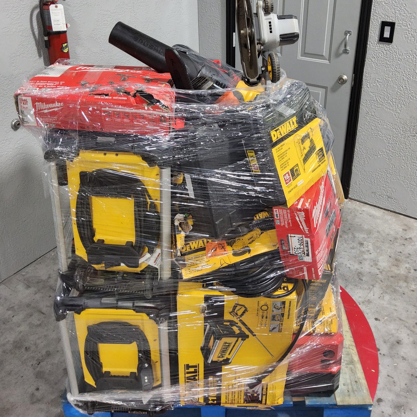 MILWAUKEE & DEWALT PALLET – LOT ID: 390125 100% Tested and Working (WITH BATTERIES AND CHARGERS) - Image 8